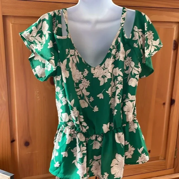 Green Floral Crop Top 💚🌼 - Picture 10 of 11